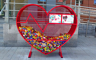 Serce pełne nakrętek. Mieszkańcy Ełku chronią środowisko i wspierają leczenie małego Tymka Serce pełne nakrętek. Mieszkańcy Ełku chronią środowisko i wspierają leczenie małego Tymka